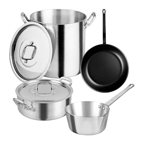 Comparativa visual entre batería de cocina profesional y doméstica.
