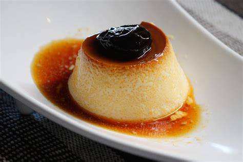 Flan de café servido en un plato con caramelo