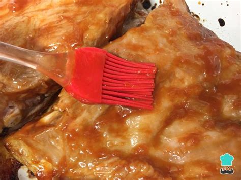 Brocha para barbacoa aplicando salsa a costillas