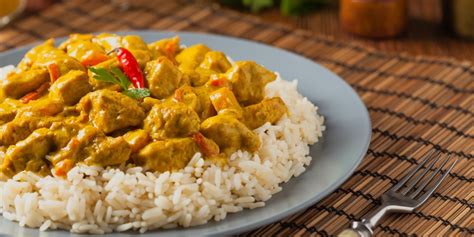 Plato de pollo al curry con arroz y verduras