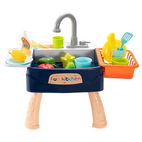 Niño jugando con fregadero de juguete y agua
