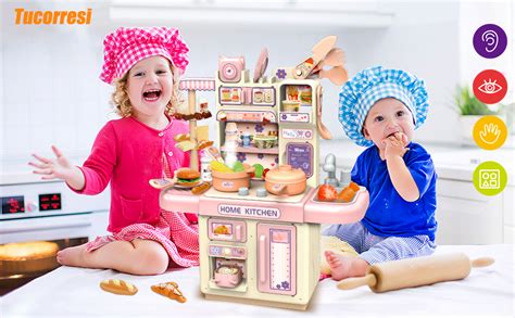 Niño jugando con cocina de juguete equipada