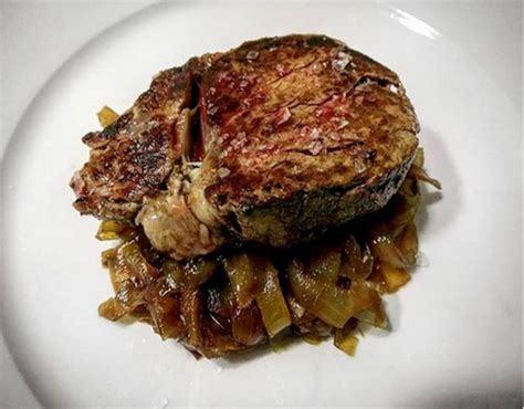 Tiras de solomillo y cebolla caramelizada