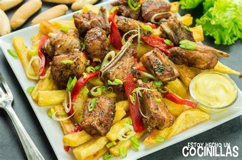 Plato de churrasquitos de cordero con patatas y pimientos