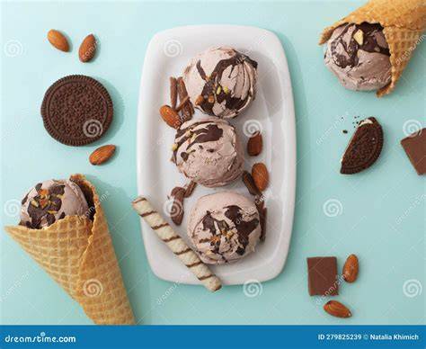 Imagen de un gofre decorado con helado y galletas