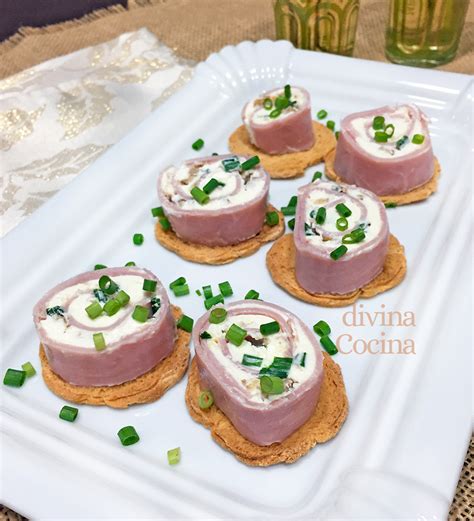 Canapés de jamón y mayonesa con decoración de aceite de oliva