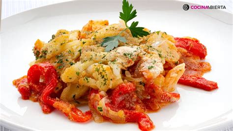 Plato de bacalao desmigado con pimientos