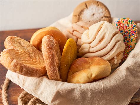 Variedad de panes y dulces colombianos