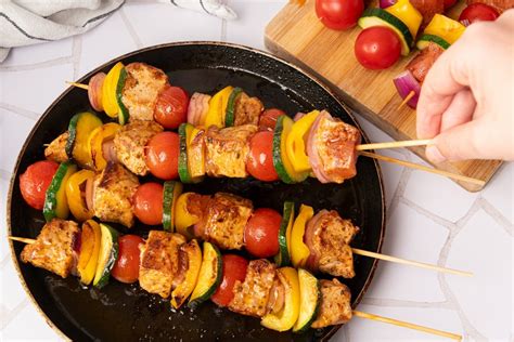 Imagen de alimentos cocinados perfectamente en una alfombrilla antiadherente (ej. brochetas, verduras)