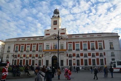 Fachada de la Real Casa de Correos con el reloj