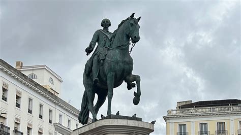Estatua ecuestre de Carlos III en la Puerta del Sol