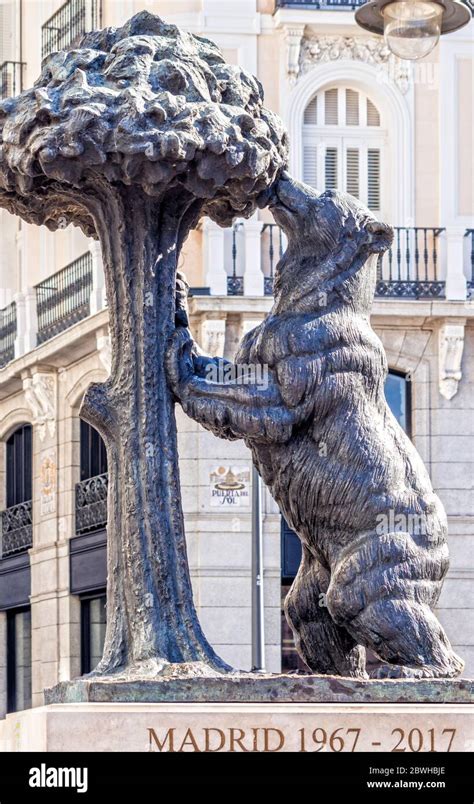 La estatua del Oso y el Madroño