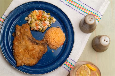 Proceso de rellenar y empanar chuletas