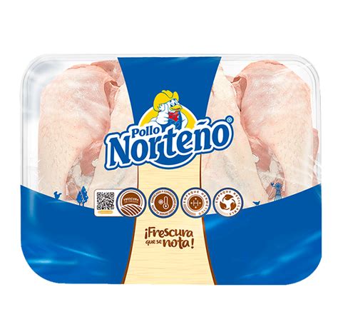 Bandeja con pechugas de pollo frescas