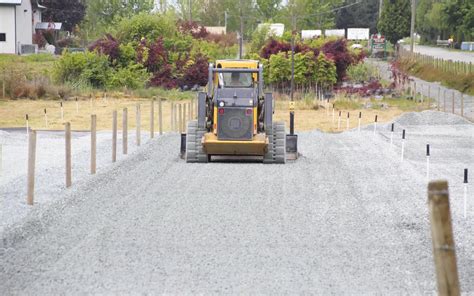 Proceso de nivelación del terreno y construcción de la base de hormigón para una barbacoa de obra