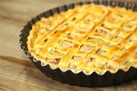 Tarta salada de hojaldre rellena lista para hornear