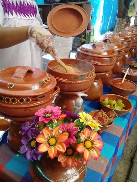 Platos y cazuelas de barro en una mesa