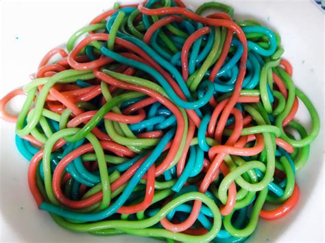 Bolsas de plástico con espaguetis y colorante alimenticio