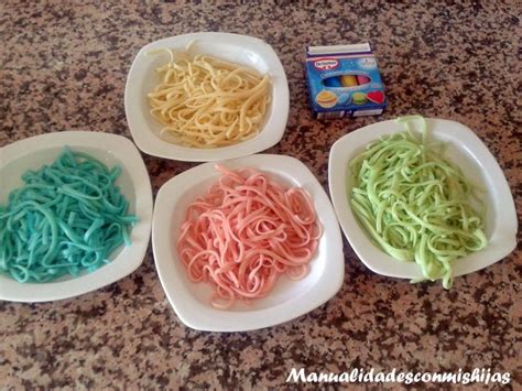 Infografía con los pasos para hacer espaguetis de colores