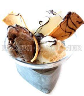 Copa helada de tres sabores con chocolate