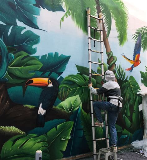 Esquema de las complejidades técnicas de pintar murales en edificios altos