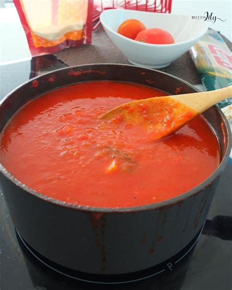 olla con salsa de tomate casera cocinándose