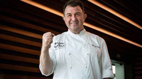 Martín Berasategui sonriendo en su restaurante