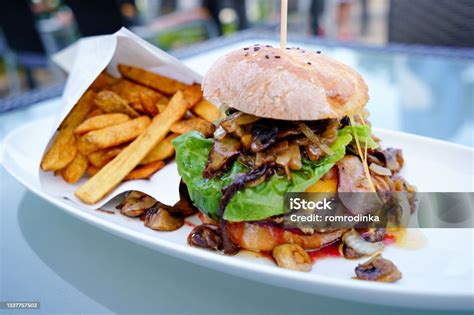 Variedad de hamburguesas apetitosas con papas fritas y salsas