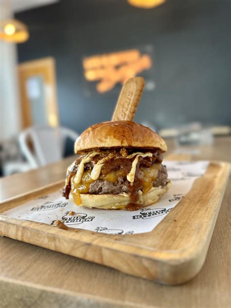 Hamburguesa Lotus Dry Aged con galleta lotus sobresaliendo