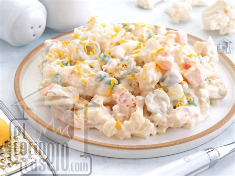 Foto de la ensaladilla de coliflor con atún y pimientos lista para servir