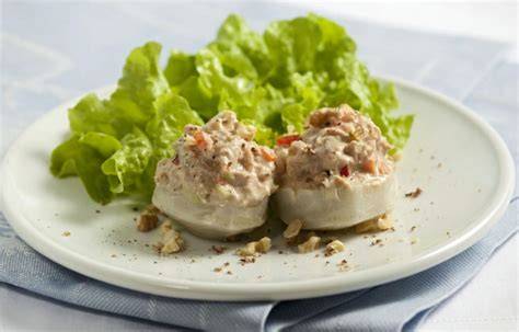 Fondos de alcachofa rellenos con una mezcla de quesos y nueces