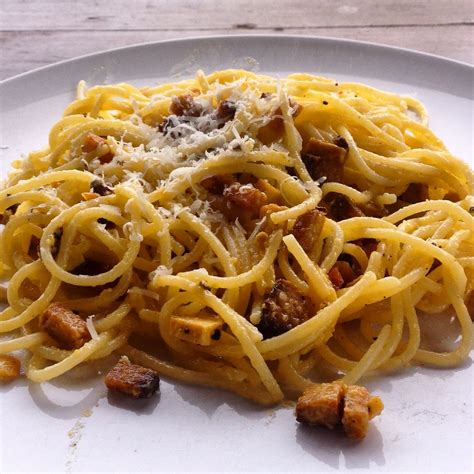 Espaguetis carbonara veganos con tofu crujiente