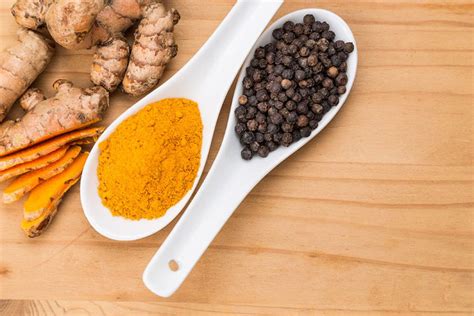 Grano de pimienta negra y cúrcuma