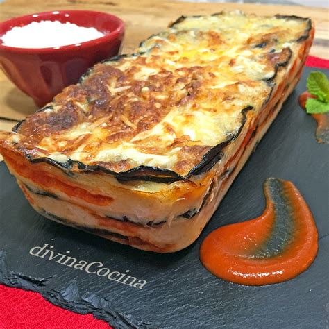 Capas de pastel de berenjenas en un molde