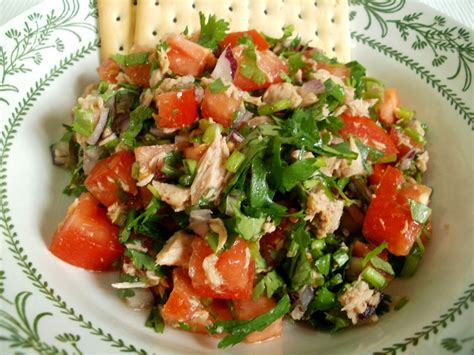 Plato de ensalada Zaaluk con cilantro