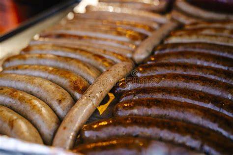Variedad de salchichas alemanas en un mercado