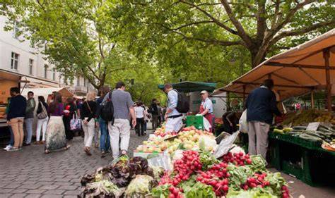Mercado turco de Kreuzberg con puestos de comida