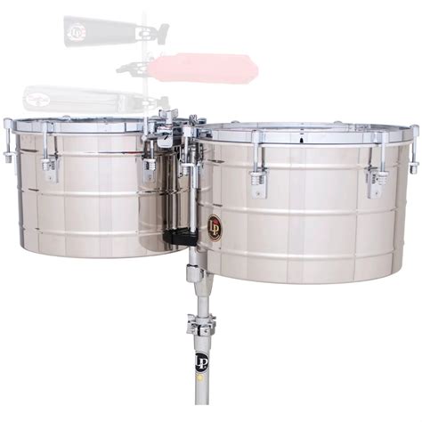 Tito Puente tocando timbales