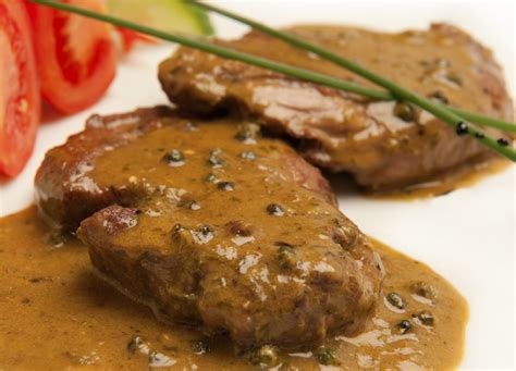 Plato de carne con salsa de pimienta verde