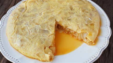 Ingredientes básicos de la tortilla de Betanzos: huevos, patatas Kennebec, aceite de oliva virgen y sal.