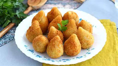 Plato de coxinhas de pollo recién fritas y doradas