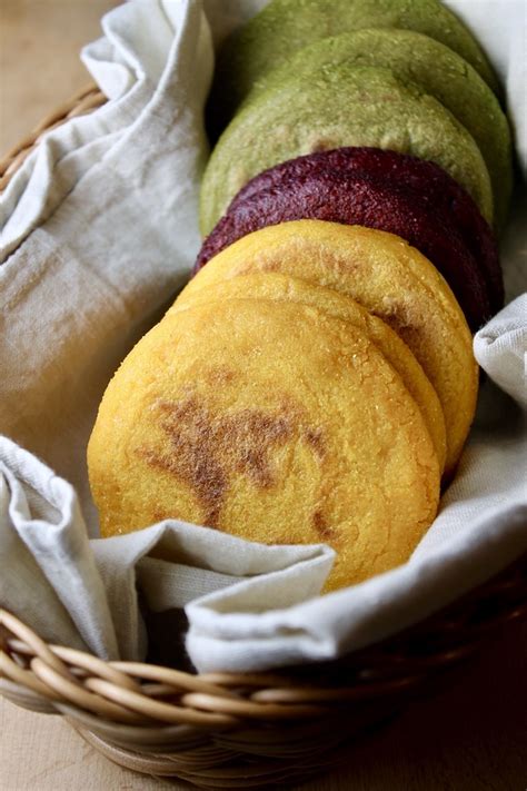 Arepas multicolores apiladas, mostrando los vibrantes colores de los vegetales
