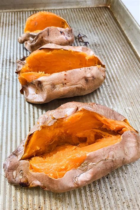 Boniatos enteros horneándose en una bandeja