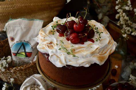 Bizcocho de alubias con merengue y mermelada de cerezas