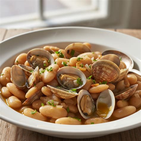 Plato de fabes con almejas servido