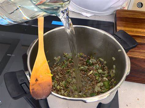 Cocer lentejas en una olla