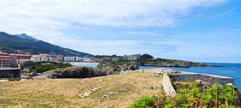Fachada del Mesón Marinero con vistas al puerto de Castro Urdiales