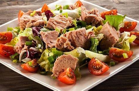 Proceso de preparación de ensalada de atún y aguacate