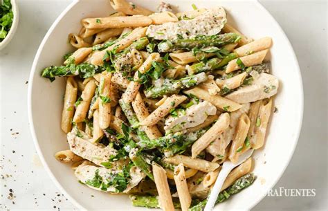 Plato de pechuga de pollo con nata y pasta