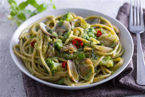 Plato terminado de pasta con brócoli, almejas y gambas